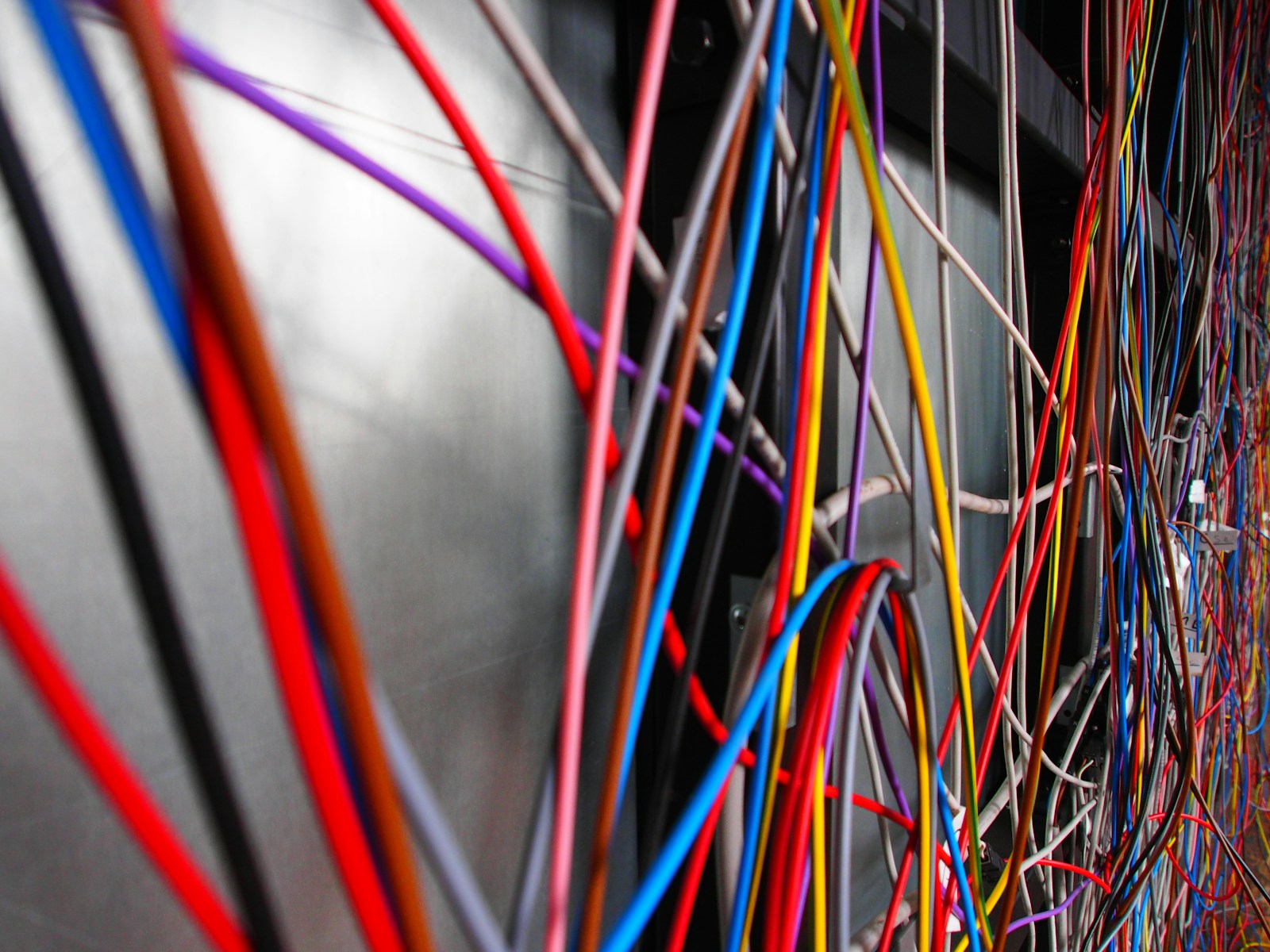 Jak szybko i precyzyjnie diagnozować usterki w okablowaniu?